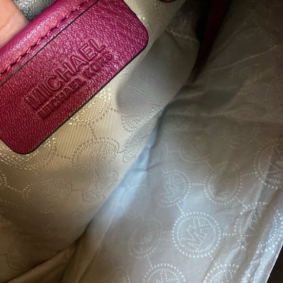 MICHAEL KORS Jules Large Drawstring Shoulder Bag - Picture 10 of 14